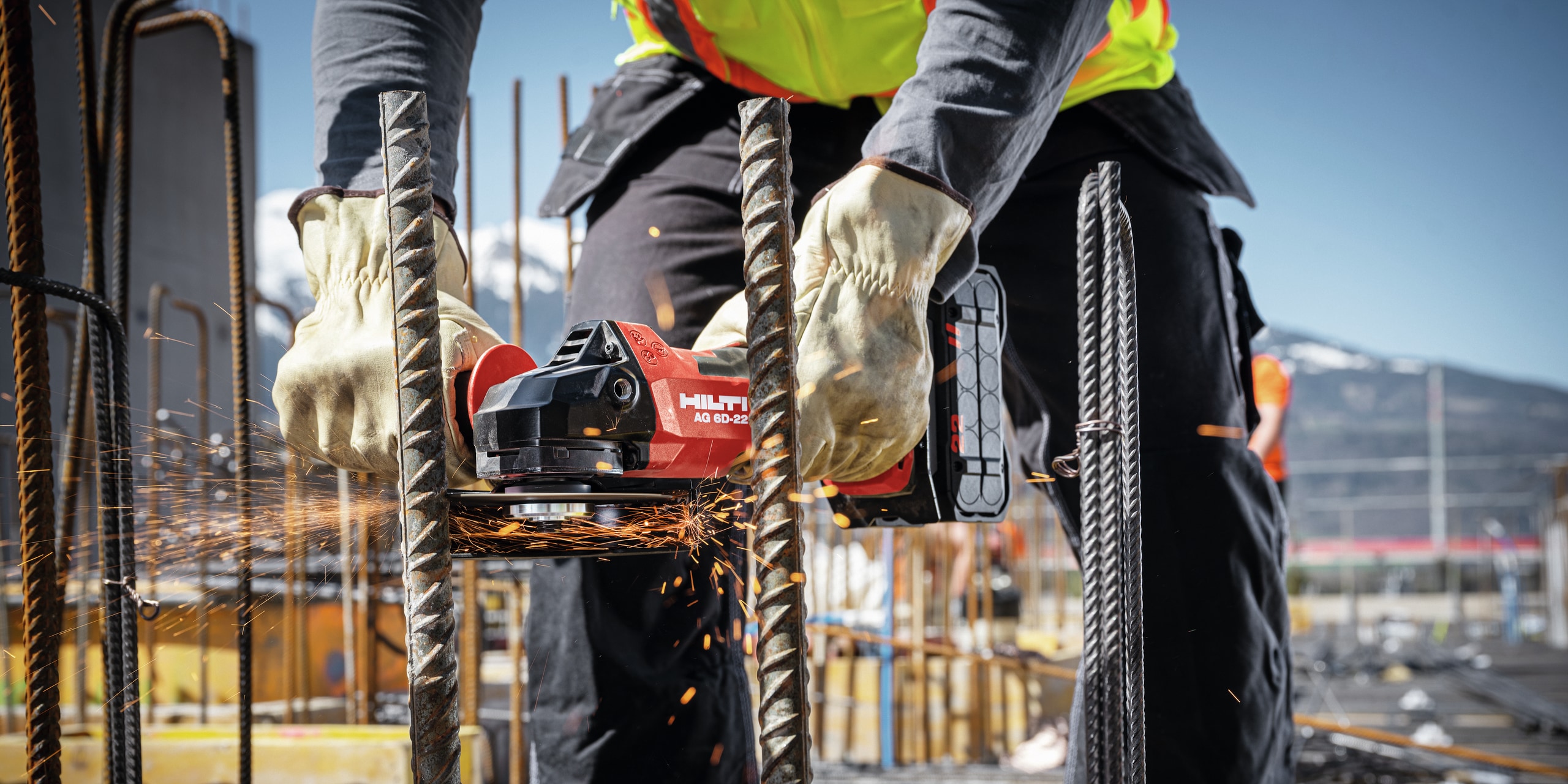 Working cutting rebar with the cordless angle grinder AG 6D-22 