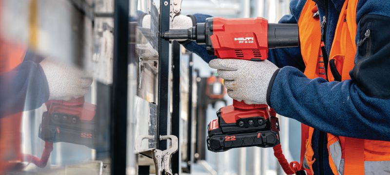 RT 6-22 cordless rivet tool Cordless rivet tool for rapid, low-effort cladding installation and metal fabrication using steel or aluminium rivets (Nuron battery platform) Applications 1