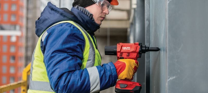 RT 6-A22 Cordless rivet tool 22V cordless rivet tool powered by Li-ion batteries for installation jobs and industrial production using rivets up to 4.8 mm in diameter (up to 5.0 mm for aluminium rivets) Applications 1