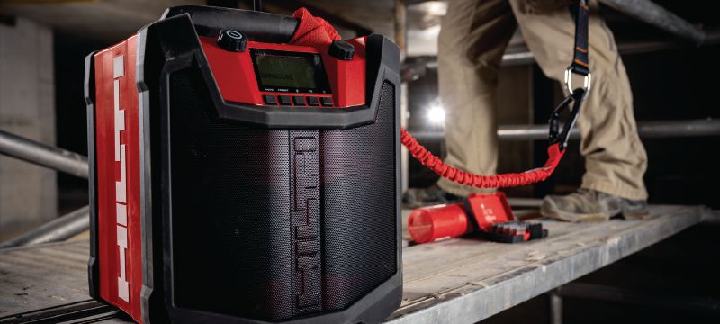 R 6-22 Jobsite radio Battery-powered portable jobsite radio with up to 22 hours of playback per charge and extra durability for use on construction sites (Nuron battery platform) Applications 1